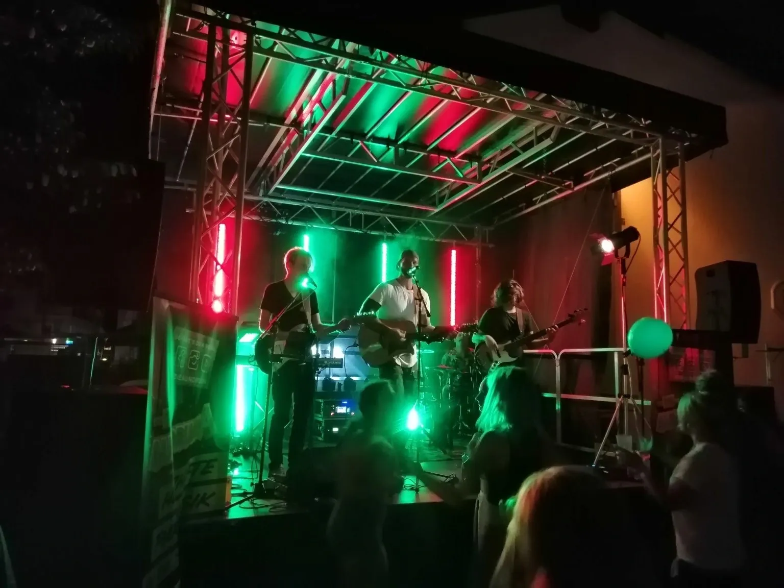 Live-Band auf der mobilen Bühne mit farbiger LED-Lichtshow